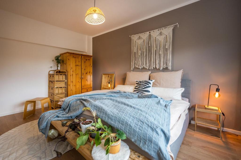 - une chambre avec un grand lit et une couverture bleue dans l'établissement 120qm, cozy Apartment, sehr zentral am HBF, 3SZ, à Coblence