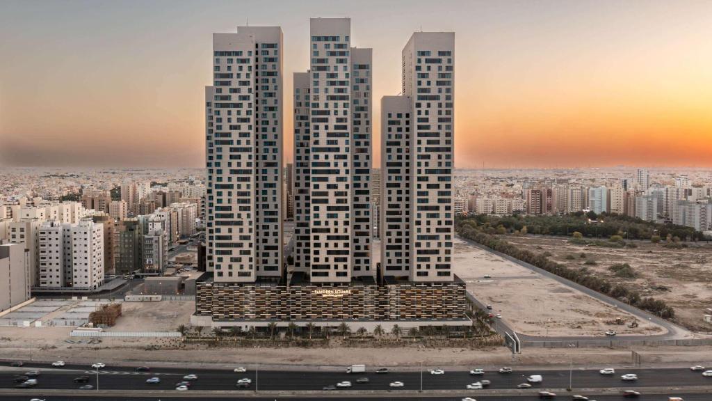 un gruppo di edifici alti in una città di Grand Hyatt Kuwait Residences a Kuwait