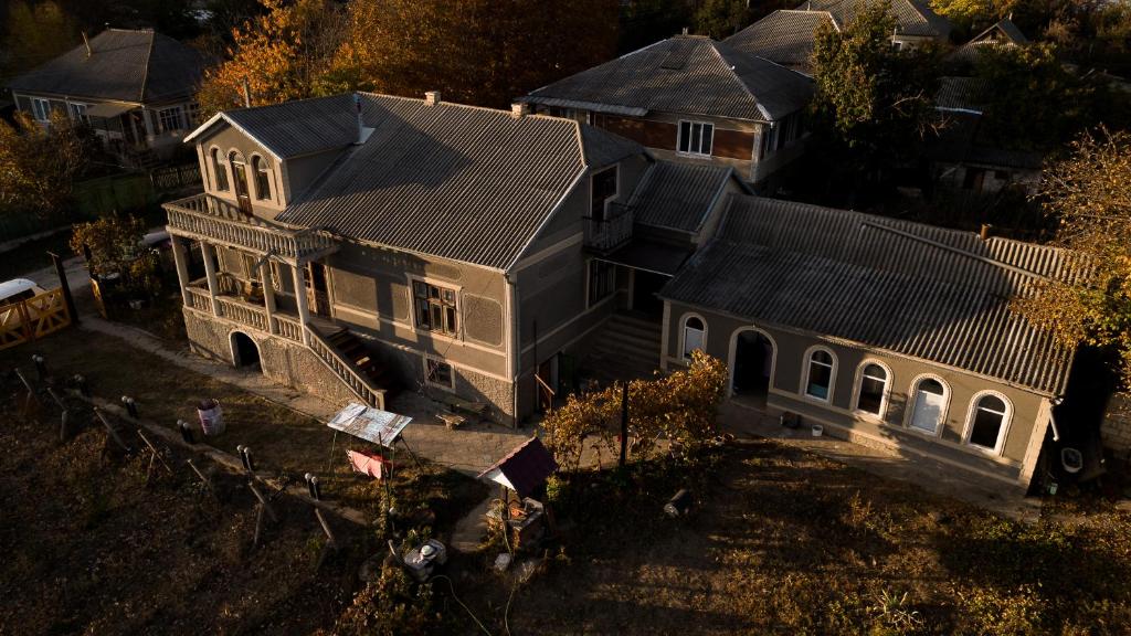 een uitzicht op een groot huis met een dak bij Le Rustique in Ivancea