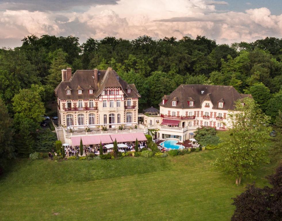 The swimming pool at or close to Le Château de la Tour