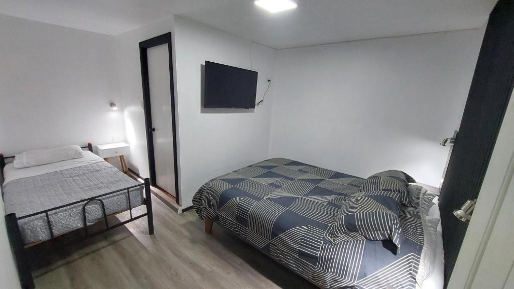 A bed or beds in a room at Pieza independiente 2 camas con estacionamiento