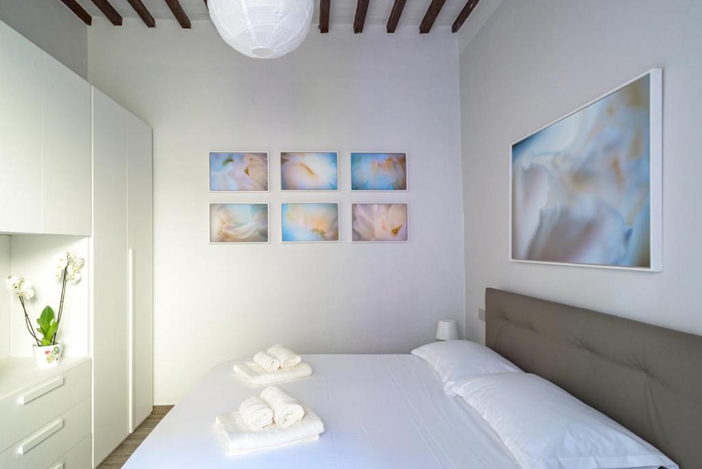 Giường trong phòng chung tại Pisa Art Apartment