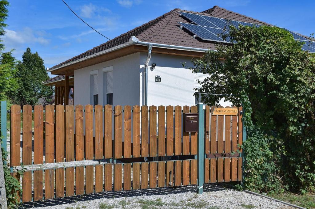 une clôture en bois devant une maison dans l'établissement Borács Winedégház, à Bogács