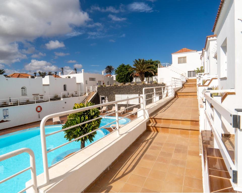 vista para a varanda de um edifício com piscina em Las Casitas de Corralejo em Corralejo