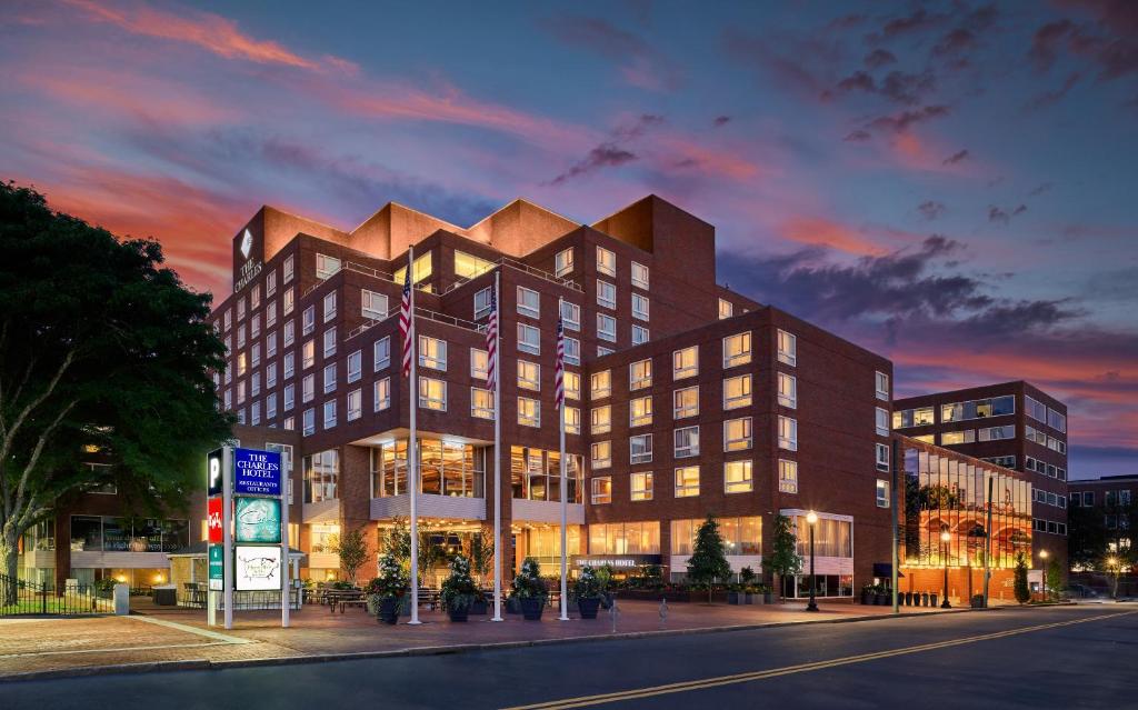 ein Gebäude in einer Stadtstraße mit Sonnenuntergang in der Unterkunft The Charles Hotel in Harvard Square in Cambridge