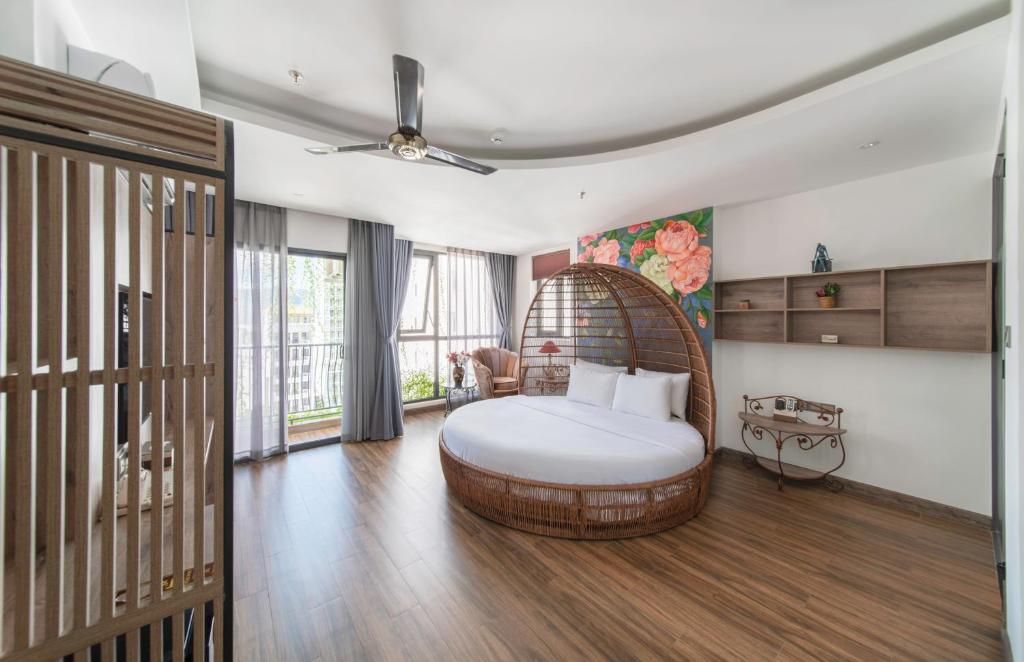 una camera con letto ovale di Aaron Boutique Hotel a Nha Trang