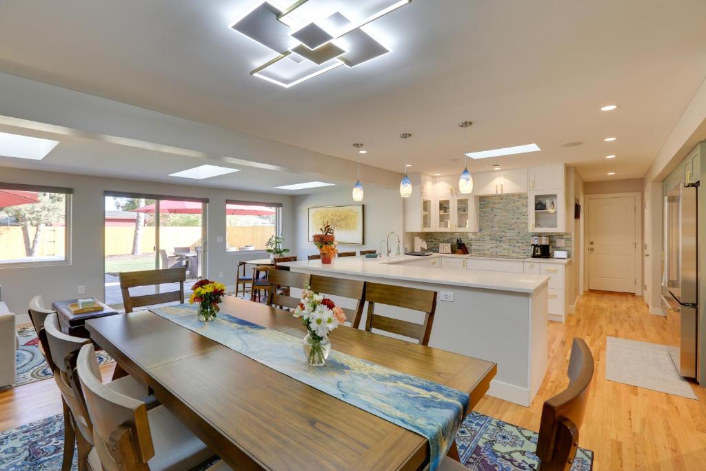 Dapur atau dapur kecil di Modern Wheat Ridge Home with Private Hot Tub and Sauna