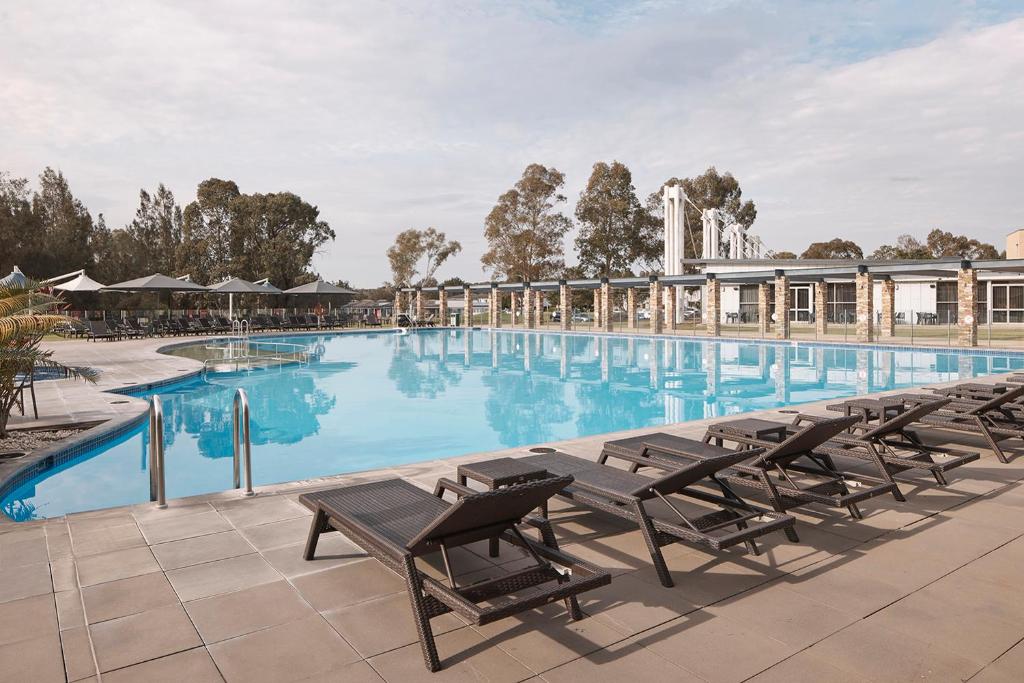 Baseinas apgyvendinimo įstaigoje Rydges Resort Hunter Valley arba netoliese