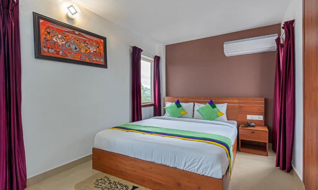 - une chambre avec un lit et une fenêtre dans l'établissement Treebo JP Residency, à Trivandrum