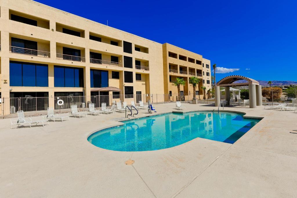 um edifício com piscina em frente a um edifício em Studio 6 Suites Lake Havasu City AZ em Lake Havasu City