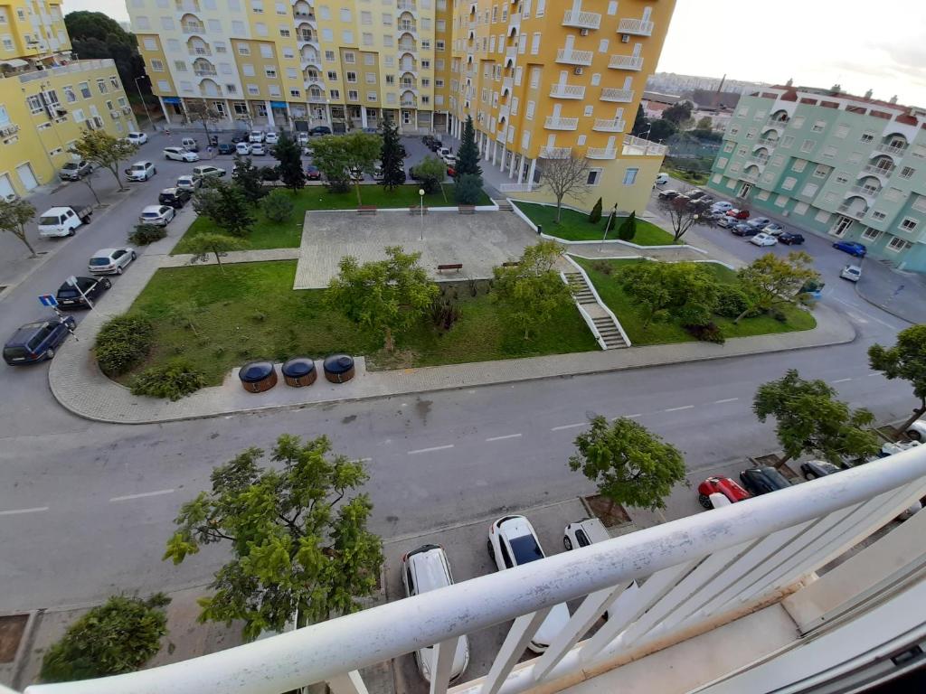 Luftblick auf eine Straße in einer Stadt in der Unterkunft Family Comfort House in Seixal