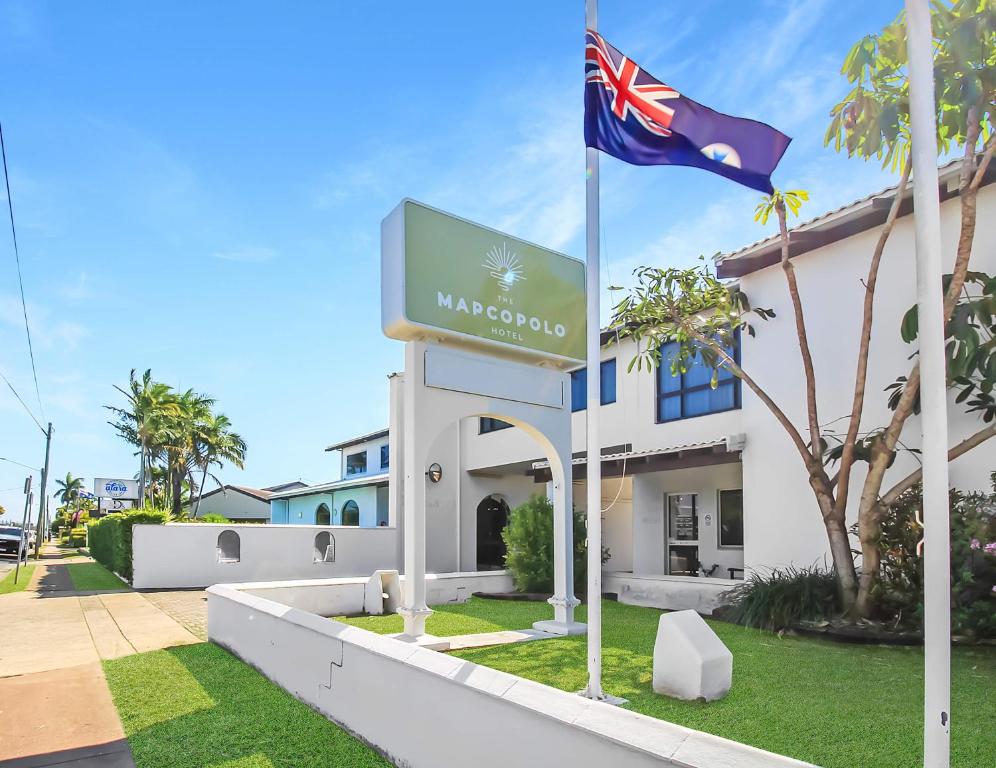 een bord voor een margaritaville hotel met een vlag bij The Marco Polo in Mackay