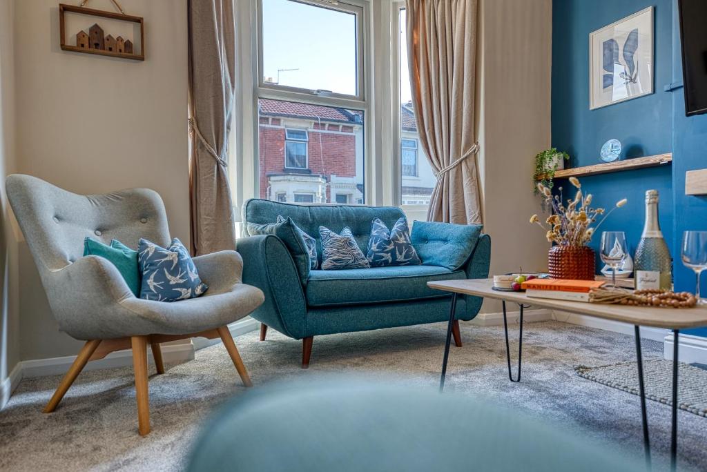 un soggiorno con 2 sedie e un tavolo di XMAS SPECIAL OFFER!! 2-BR Modern, Stylish & Stunning Contractor House, Prime Portsmouth Location with Parking - By Blue Puffin Stays a Portsmouth