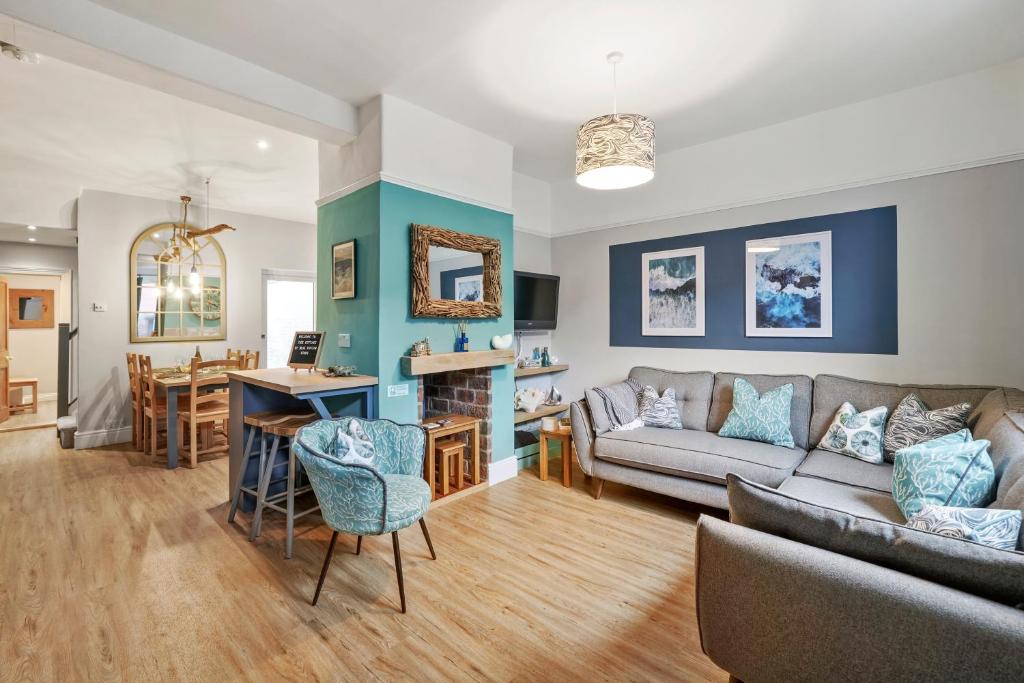 Χώρος καθιστικού στο 3-BR Stylish Spacious Townhouse, Perfect for Groups, Sleeps 6 with Free Parking Permit, Southsea - Work Contractors Special Offer - By Blue Puffin Stays