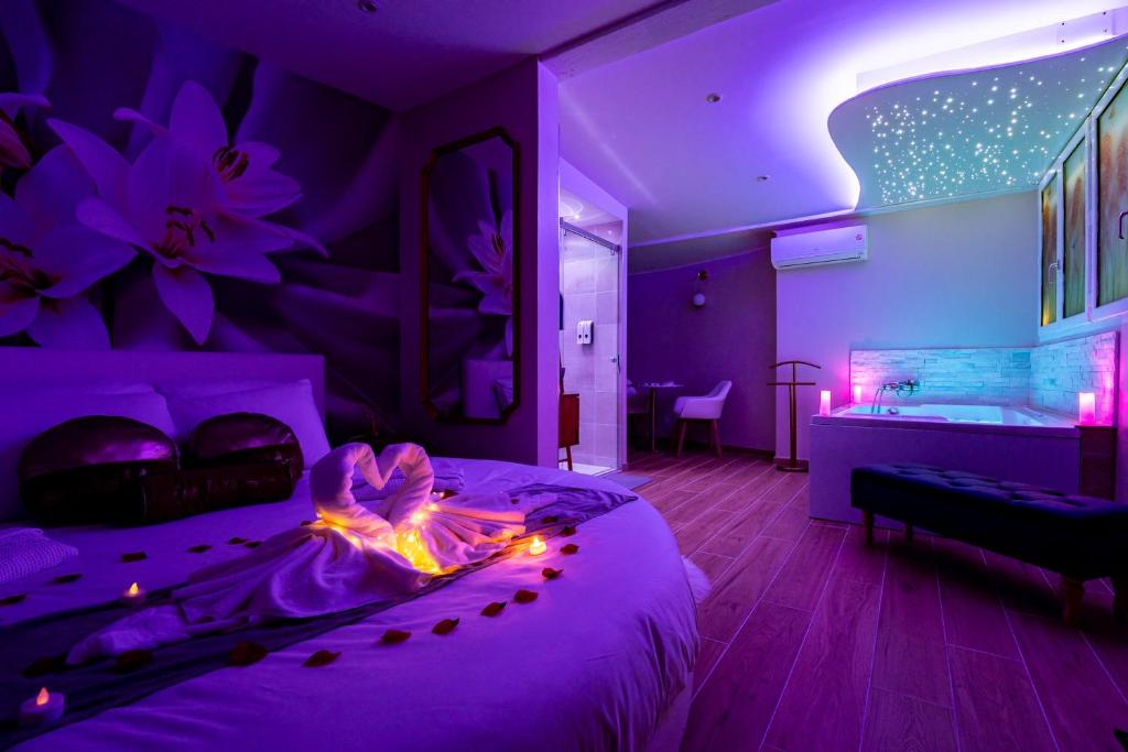 Giường trong phòng chung tại Studio romantique jacuzzi ou spa balneo privatif et jardin Au temps des cerises La Ciotat