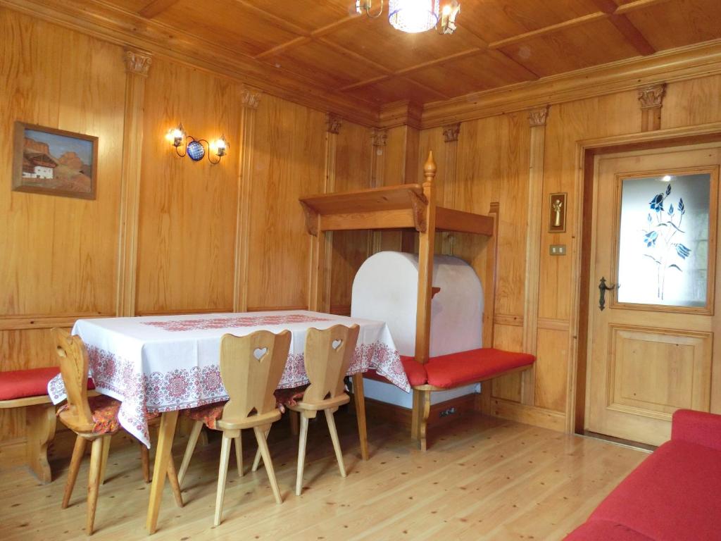 een eetkamer met een tafel en stoelen bij OLIMPIA LODGE in Cortina dʼAmpezzo