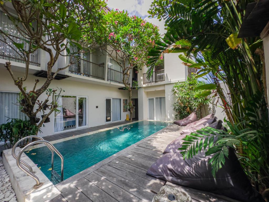 A piscina localizada em Hola Seminyak ou nos arredores