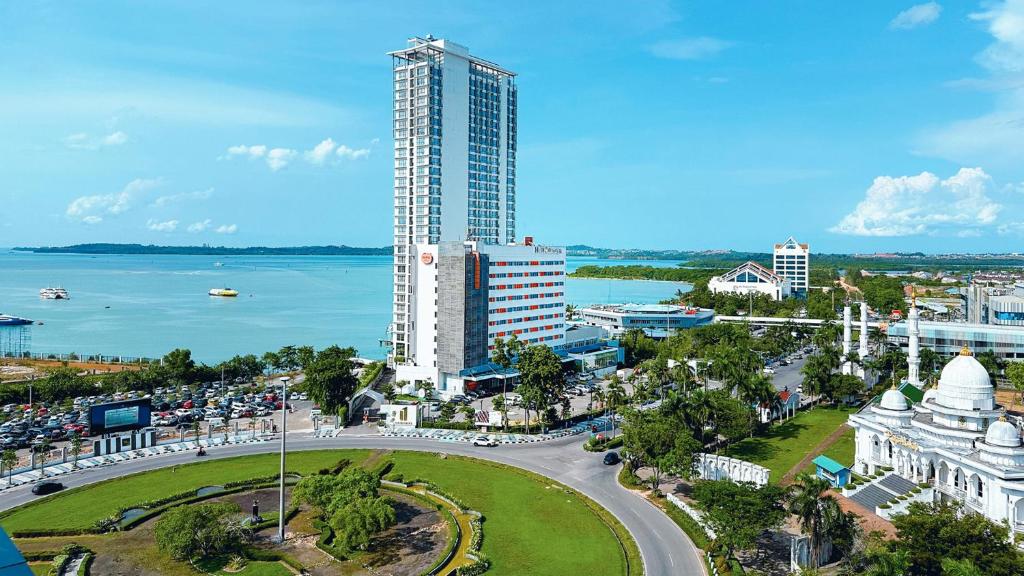 una vista aérea de una ciudad con un edificio alto en HARRIS Hotel Batam Center, en Batam Centre