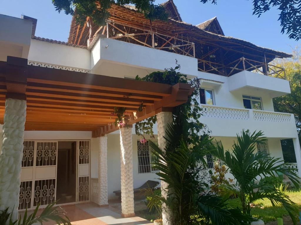 vista sulla parte anteriore della casa di Karibuni palace mtwapa a Mtwapa