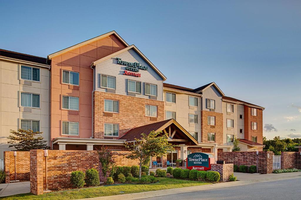 TownePlace Suites by Marriott Fayetteville N / Springdale في جونسون: واجهة الفندق