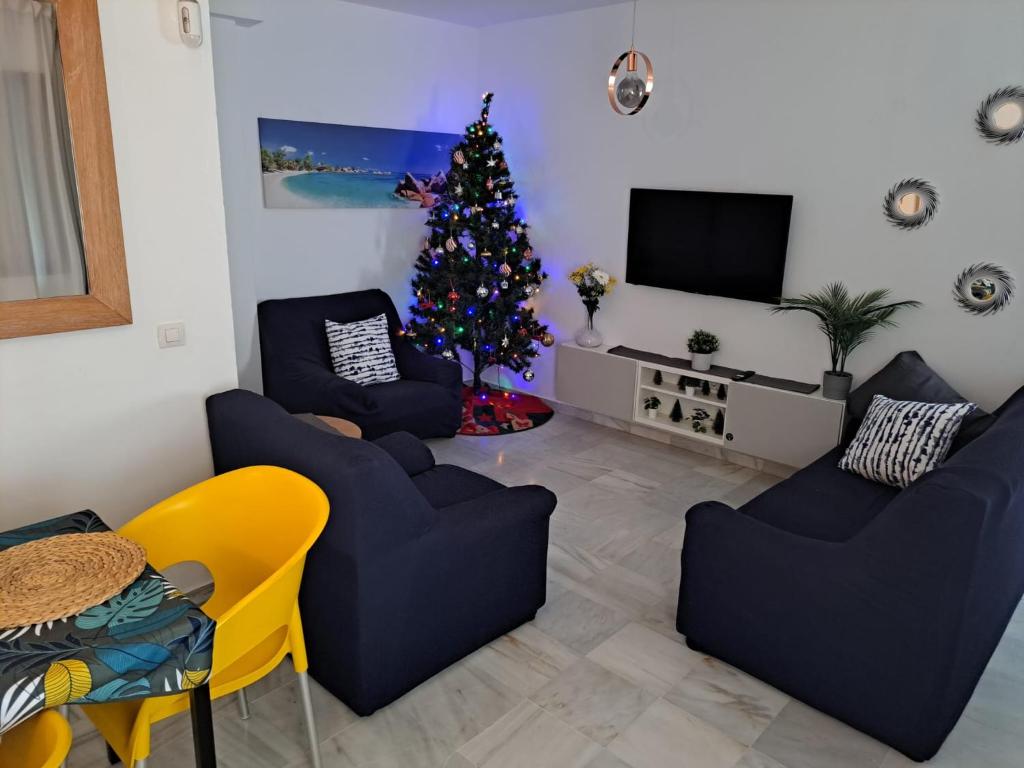 uma sala de estar com uma árvore de Natal no canto em Central apartment in Arrecife - 1 or 2 bedrooms em Arrecife