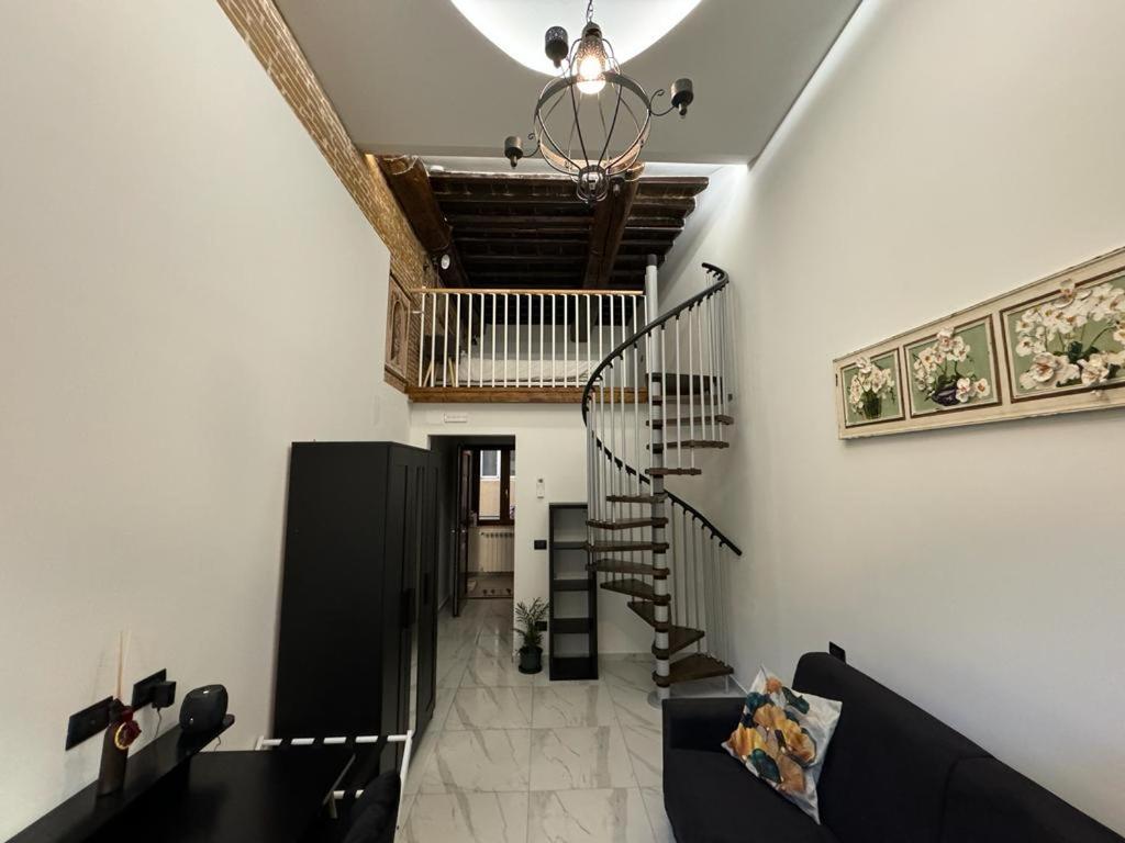 un soggiorno con scala e divano di Venus Two-Floored Stylish Apartment in the City Center a Firenze