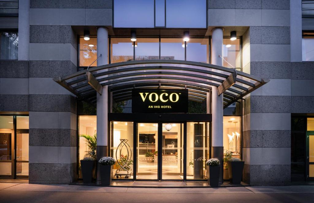 voco Vienna Prater, an IHG Hotel في فيينا: مبنى عليه علامة vco