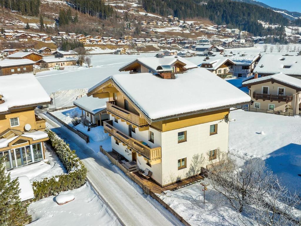 uma vista aérea de uma casa com telhados cobertos de neve em apartment Johann in Wald im Pinzgau with balcony em Wald im Pinzgau