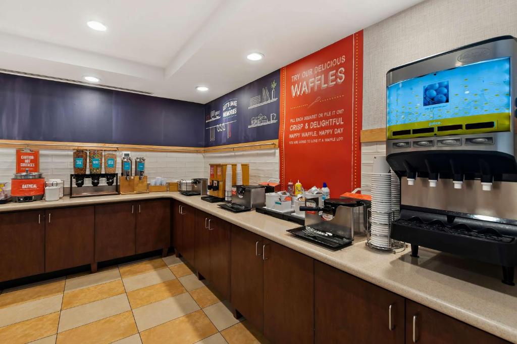 um café com um balcão com avertisement para em Hampton Inn & Suites Fort Belvoir Alexandria South em Alexandria