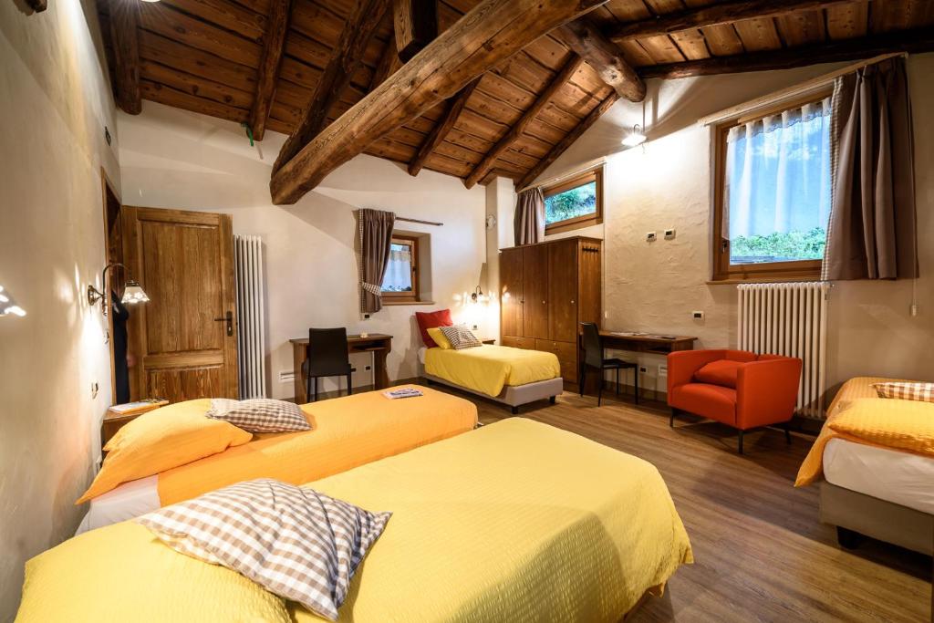 Tempat tidur dalam kamar di Ostello del Castello Tirano