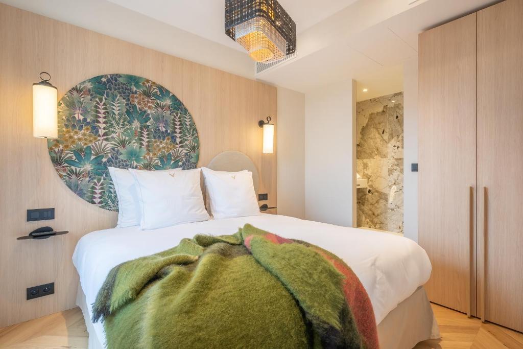 A bed or beds in a room at Yuna Saint-Germain-des-Prés - Serviced Apartments