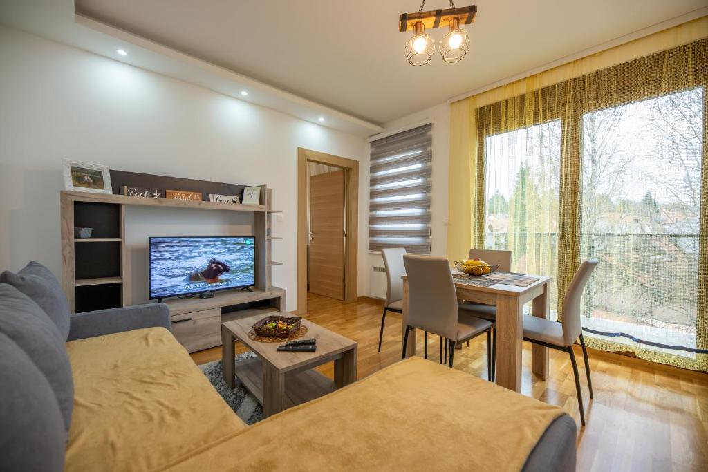 Televizors / izklaižu centrs naktsmītnē Apartmani Oktobar 06