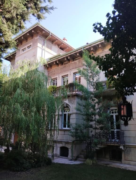 un grand bâtiment en pierre avec des arbres devant lui dans l'établissement NOBILI LIBARDI - VILLA BASEVI, à Vérone