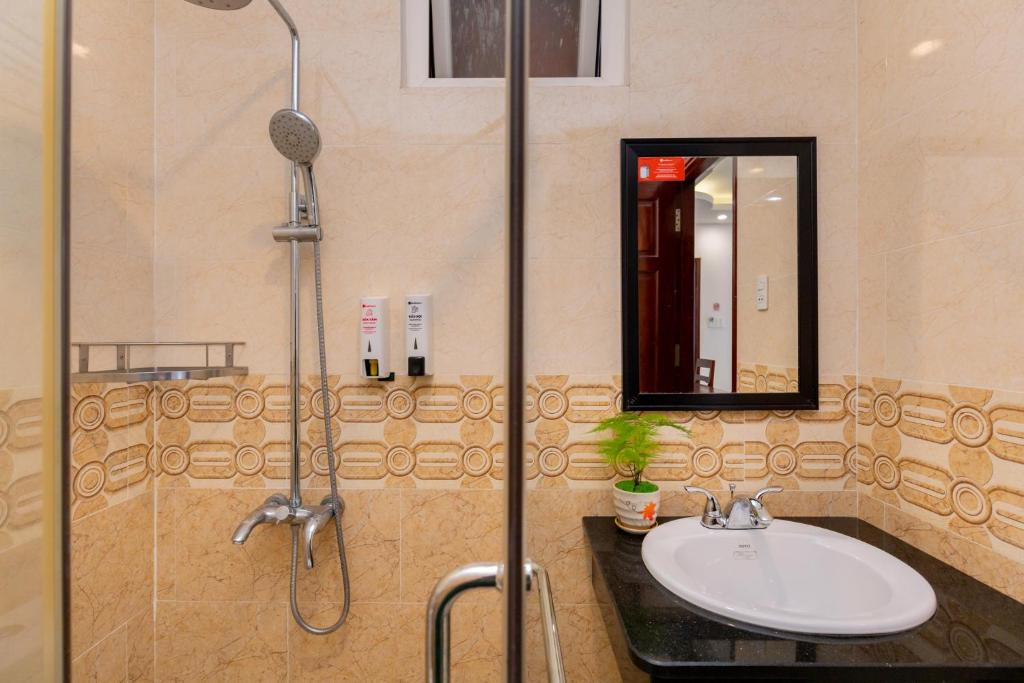 A bathroom at ANH TUẤN HOTEL