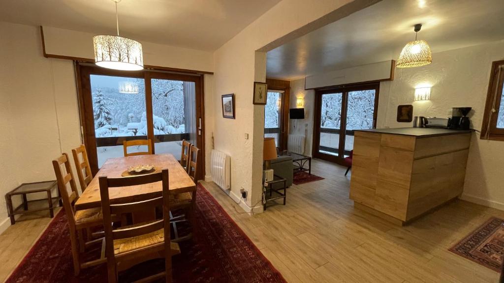 eine Küche und ein Esszimmer mit einem Tisch und einem Esszimmer in der Unterkunft Les Comtes de Savoie - Appartement rénové proche du centre de Megève avec vue sur le Mont d'Arbois in Megève