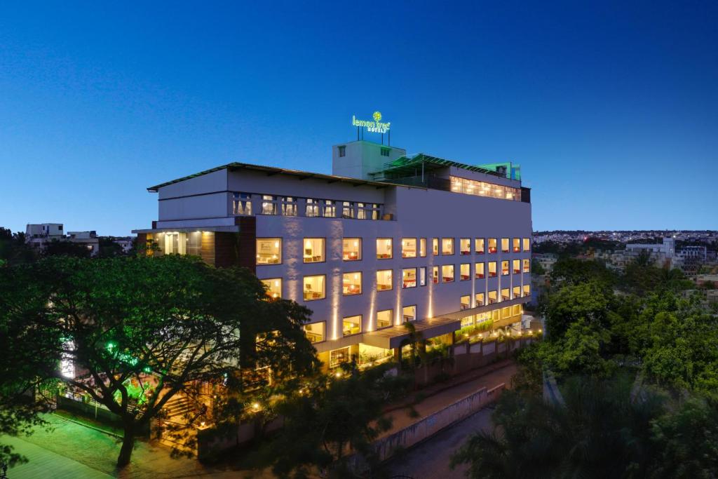 - un grand bâtiment éclairé la nuit dans l'établissement Lemon Tree Hotel, Hubli, à Hubli