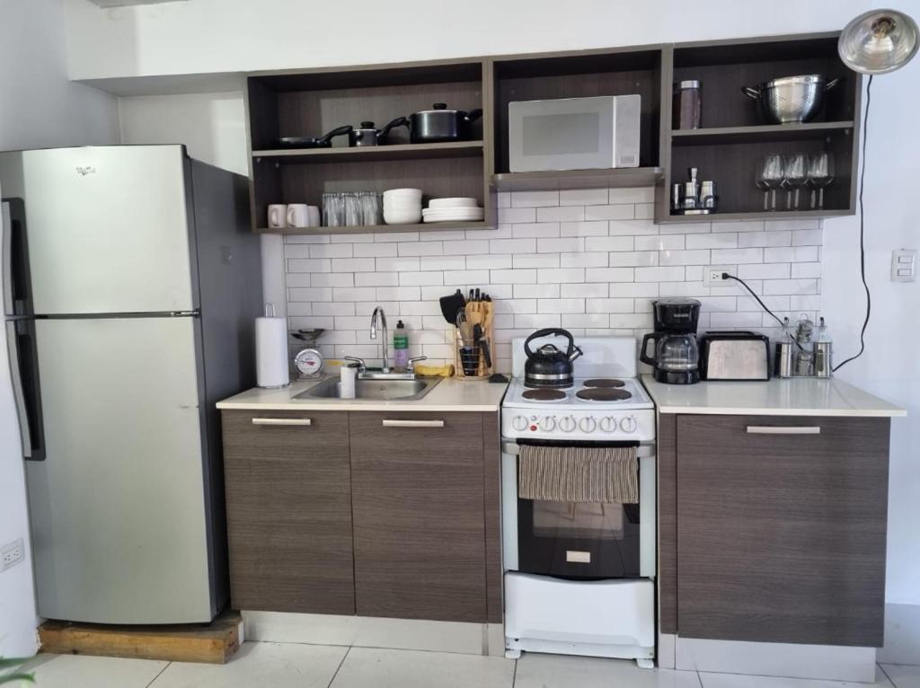 A kitchen or kitchenette at Apartamento tipo Loft Zona 4 Ciudad Capital, Guatemala