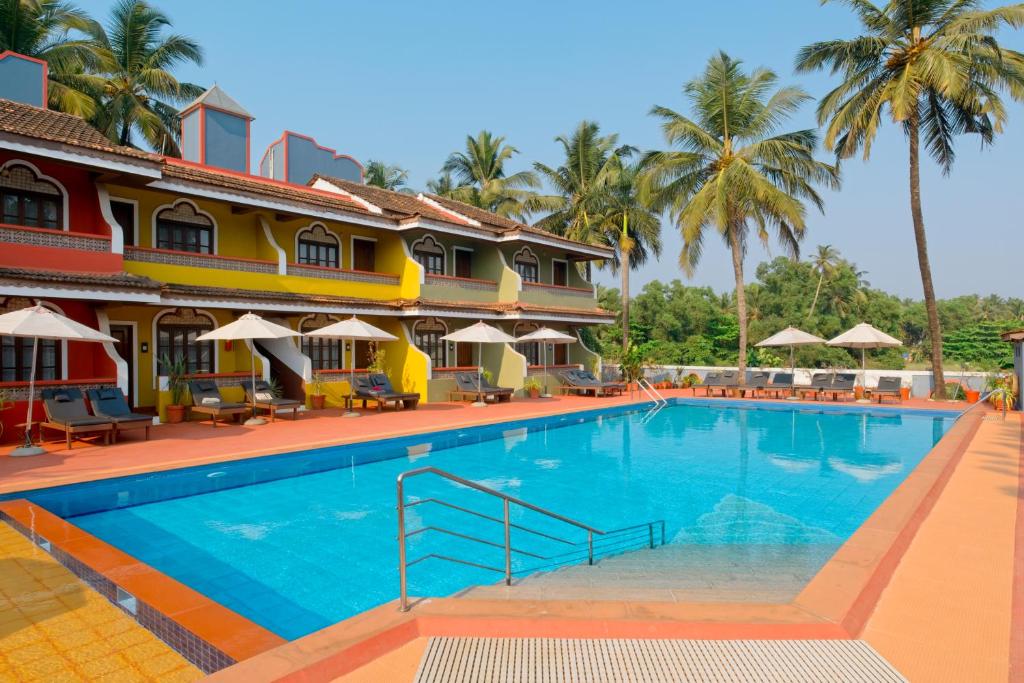 - une piscine en face du complexe dans l'établissement Skylark Resort, à Colva