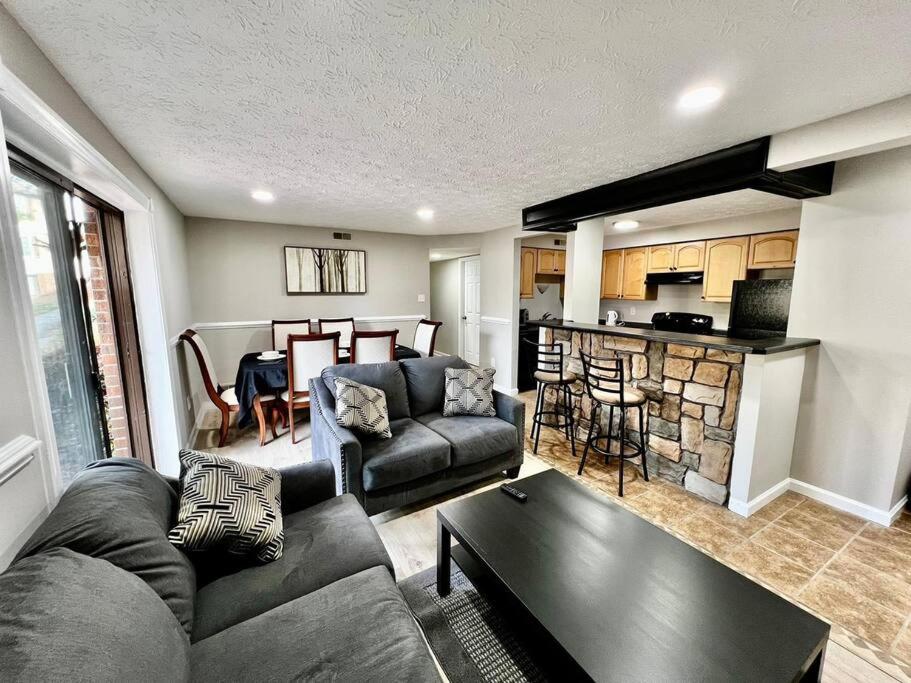 A seating area at Cozy 2BR in Alexandria, VA