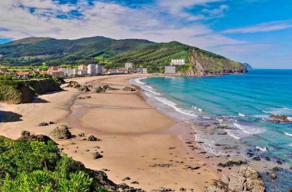 uma praia com vista para o oceano em BAKIO BEACH con Garaje em Baquio