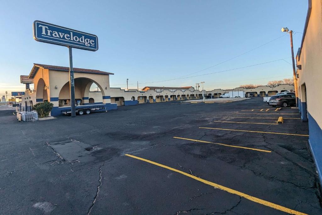 ein leerer Parkplatz mit Schild für ein Hotel in der Unterkunft Travelodge by Wyndham Clovis in Clovis