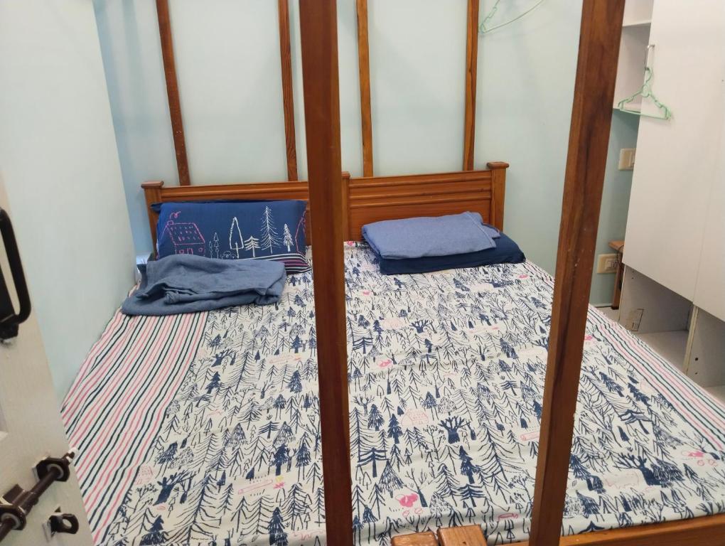 A bed or beds in a room at Srinilayam