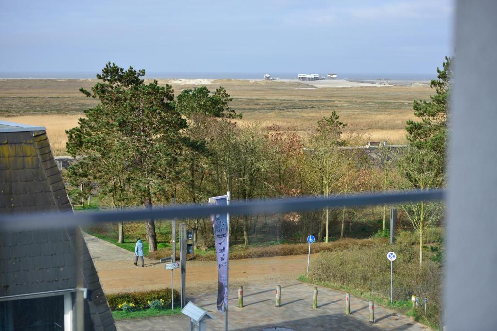 een raam met uitzicht op een voetbalveld bij Parkhotel Residenz in Sankt Peter-Ording