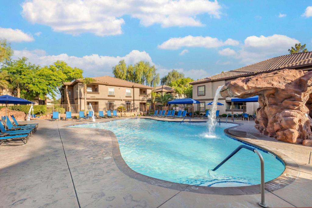 una piscina con cascata in un resort di Hilton Vacation Club Desert Retreat Las Vegas a Las Vegas