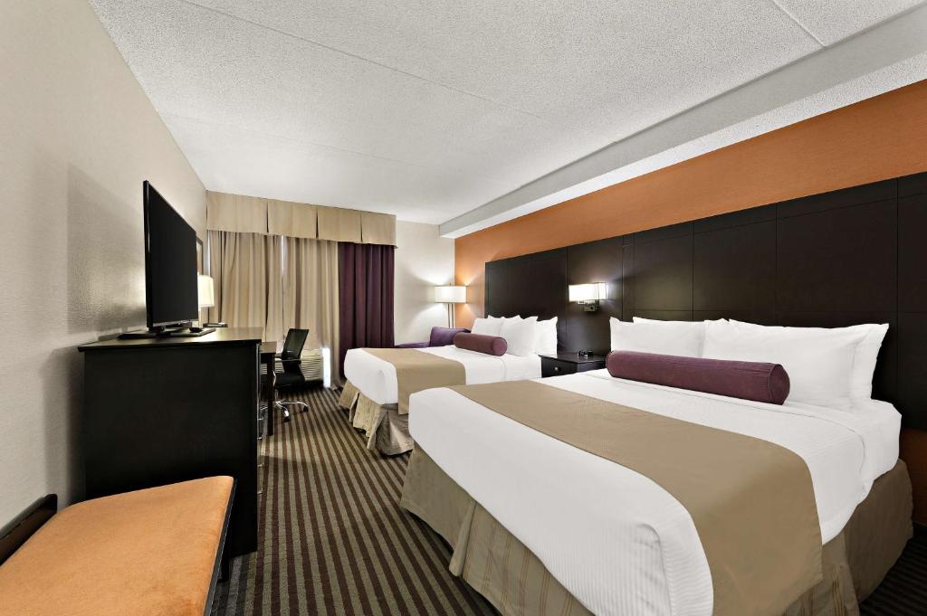 Katil atau katil-katil dalam bilik di Best Western Plus Toronto North York Hotel & Suites