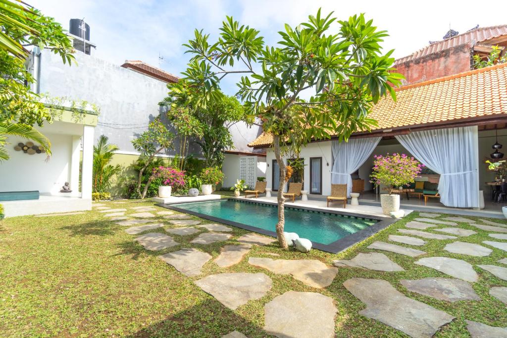 Kolam renang di atau dekat dengan CASTELU 3BR peacefully villa near Mertanadi