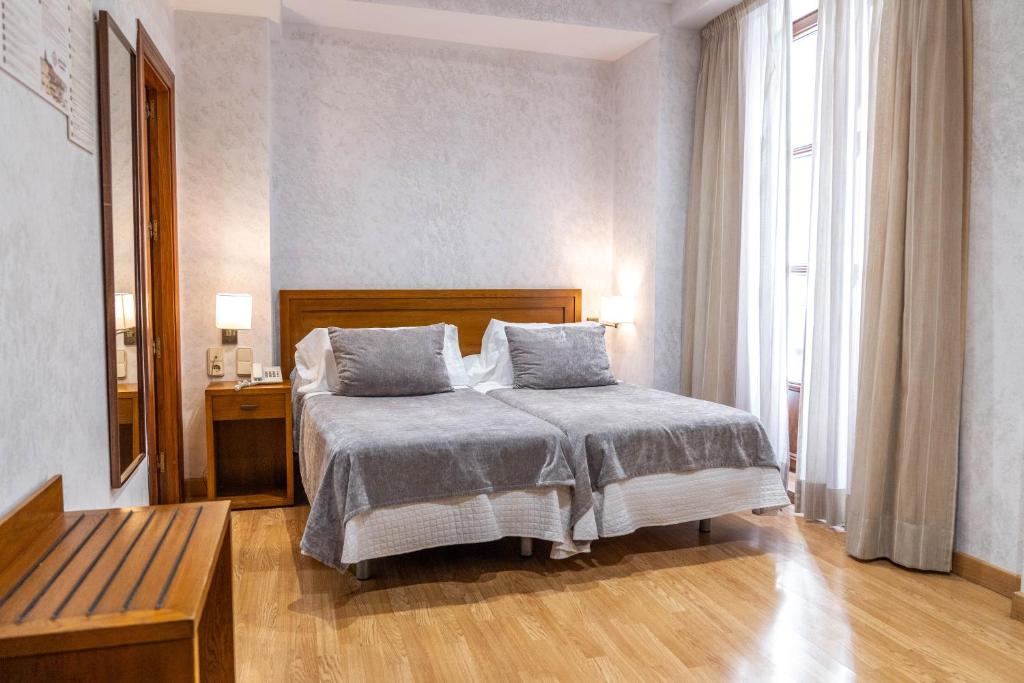 Ліжко або ліжка в номері Hotel Granada Centro