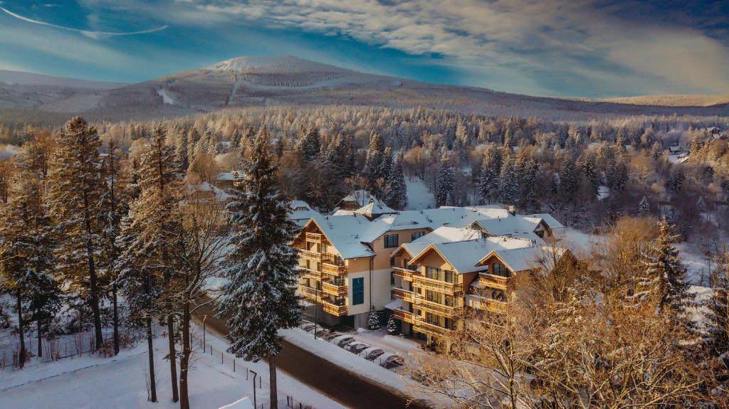 uma vista aérea de um resort na neve em Five Seasons Szklarska Poręba em Szklarska Poręba