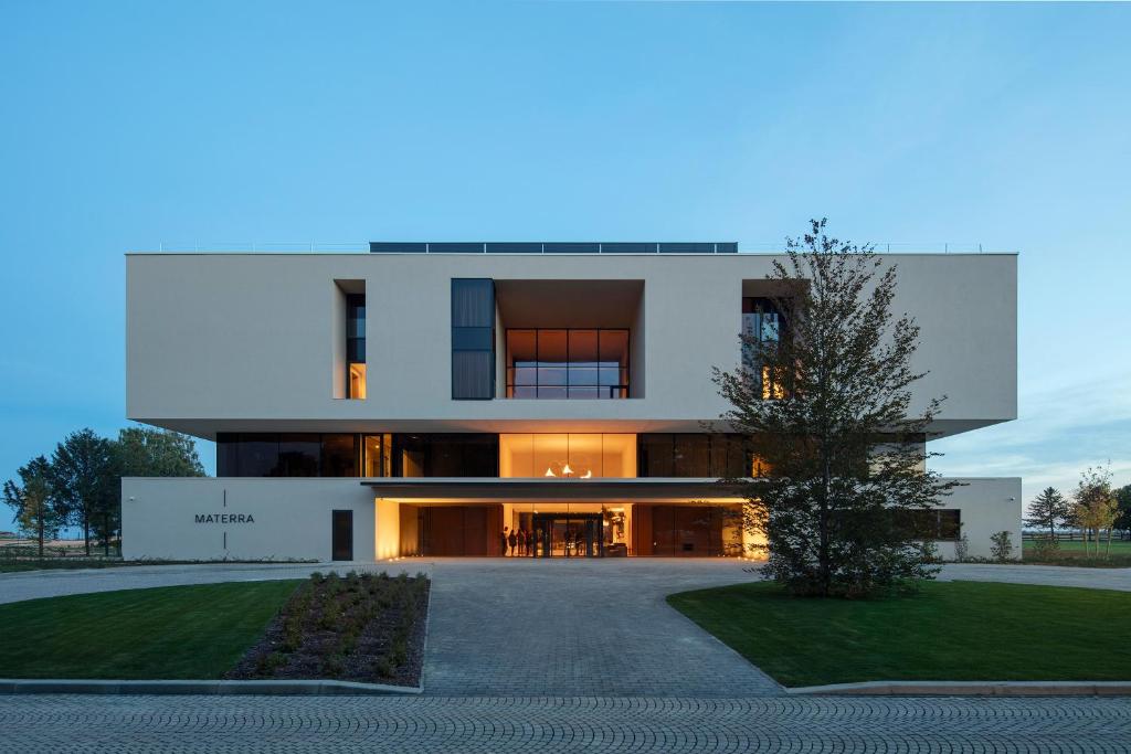 un grande edificio bianco con vialetto di Hotel Materra a Osijek