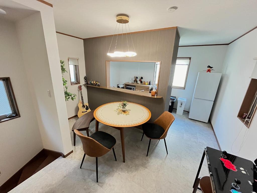 A kitchen or kitchenette at Charming New Home Launch: Direct access to Narita & Haneda Airports, Shinjuku, and Disneyland; Close to Asakusa & Akihabara!